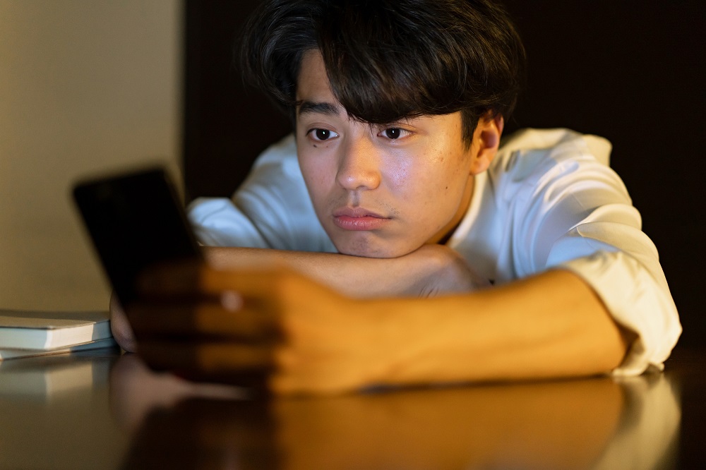 孤独に強い人の特徴とは？ 一人を苦にしない男性が気をつけたいこと6つ - ボクラノ恋