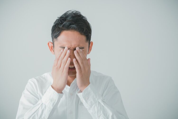 周りの目を気にしすぎる男性の非モテ行動