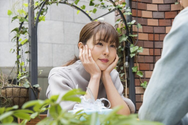 女性が尊敬している男性に対して取る言動