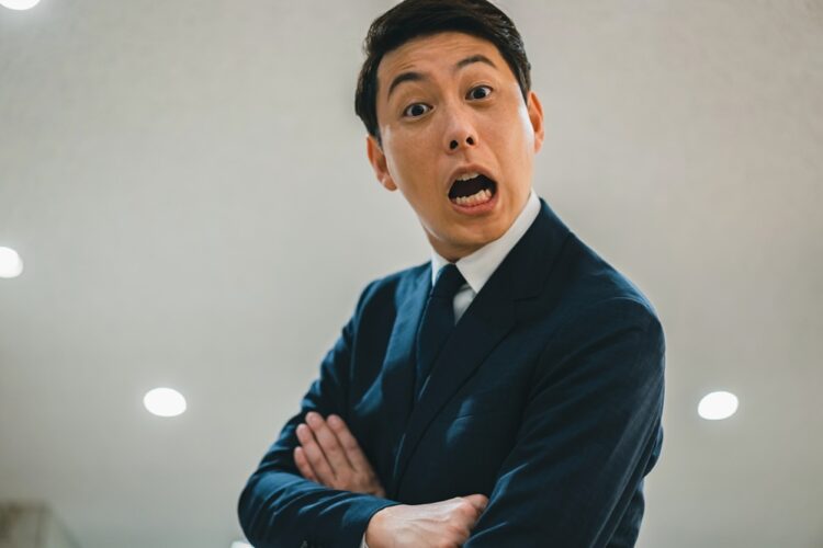 高圧的で怖い