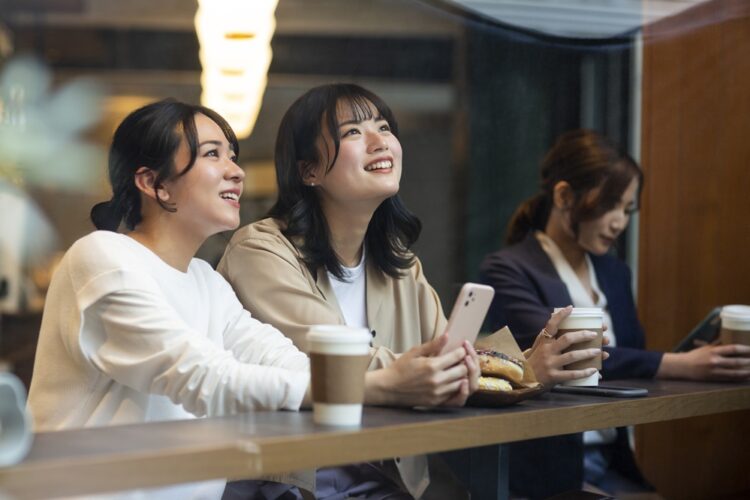 どうして彼女は友達を優先するのか？