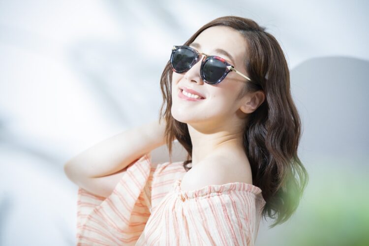 派手な女性と付き合うデメリット