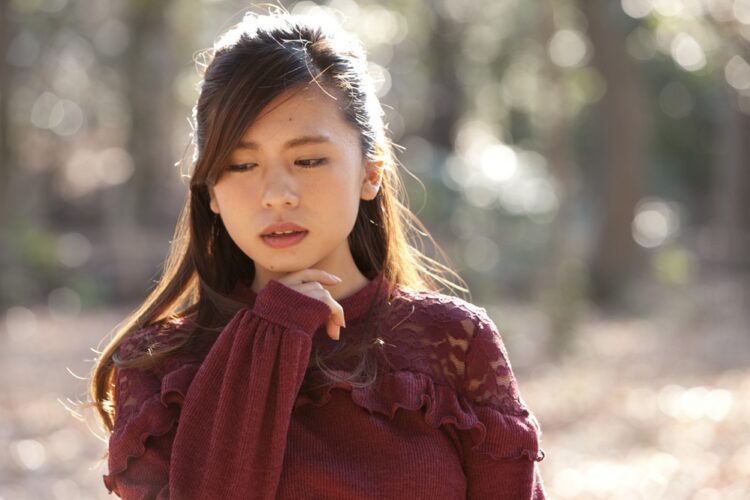 猫をかぶる女性の本音は？男性が知っておくべき女性心理