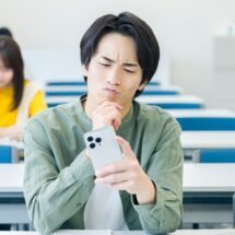 元カノを忘れられない男性がやりがちなNG行動