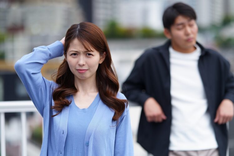 彼女に嫉妬した男性がやりがちなNG行動