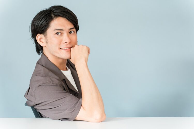 女性に追いかけられる男性