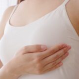 「隠れ巨乳」と「隠れ貧乳」それぞれの特徴と見分け方を解説_サムネイル
