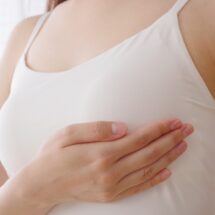 「隠れ巨乳」と「隠れ貧乳」それぞれの特徴と見分け方を解説_サムネイル