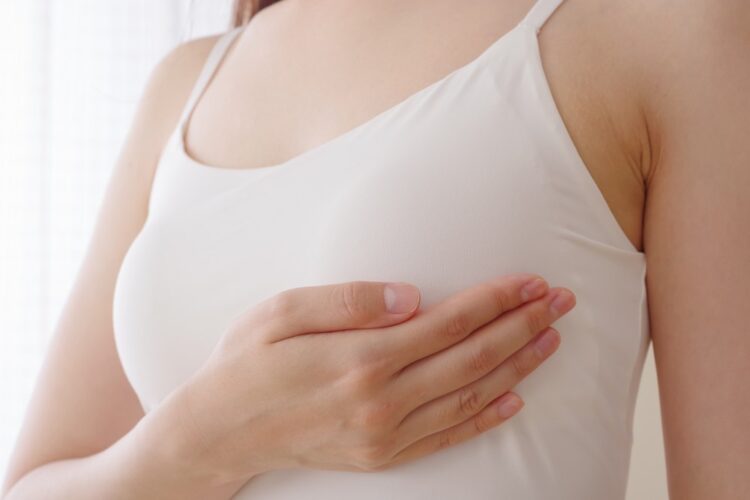 「隠れ巨乳」と「隠れ貧乳」それぞれの特徴と見分け方を解説_サムネイル