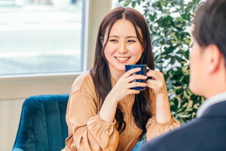 人妻と付き合うには？既婚女性の脈ありサインと口説き方のコツを紹介_サムネイル