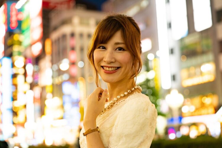 キャバ嬢が見せる本気の「脈あり」と、営業目的の「脈なし」サインとは？_サムネイル